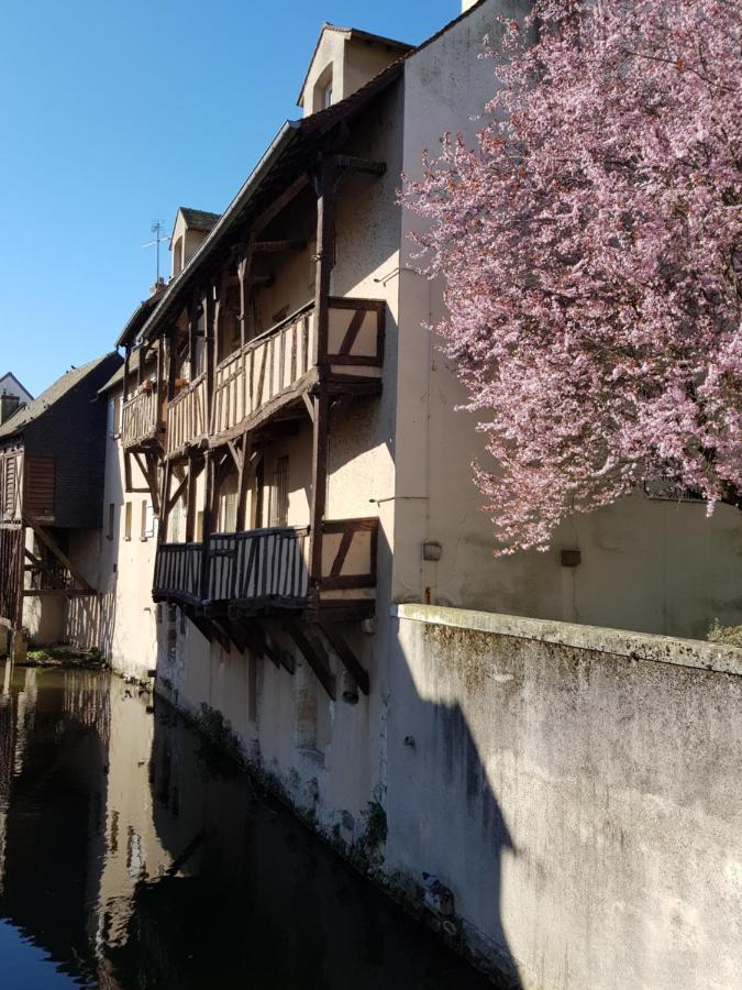 La Maison Virginie: Charming Central Stay with Lake Views Montargis Exterior photo