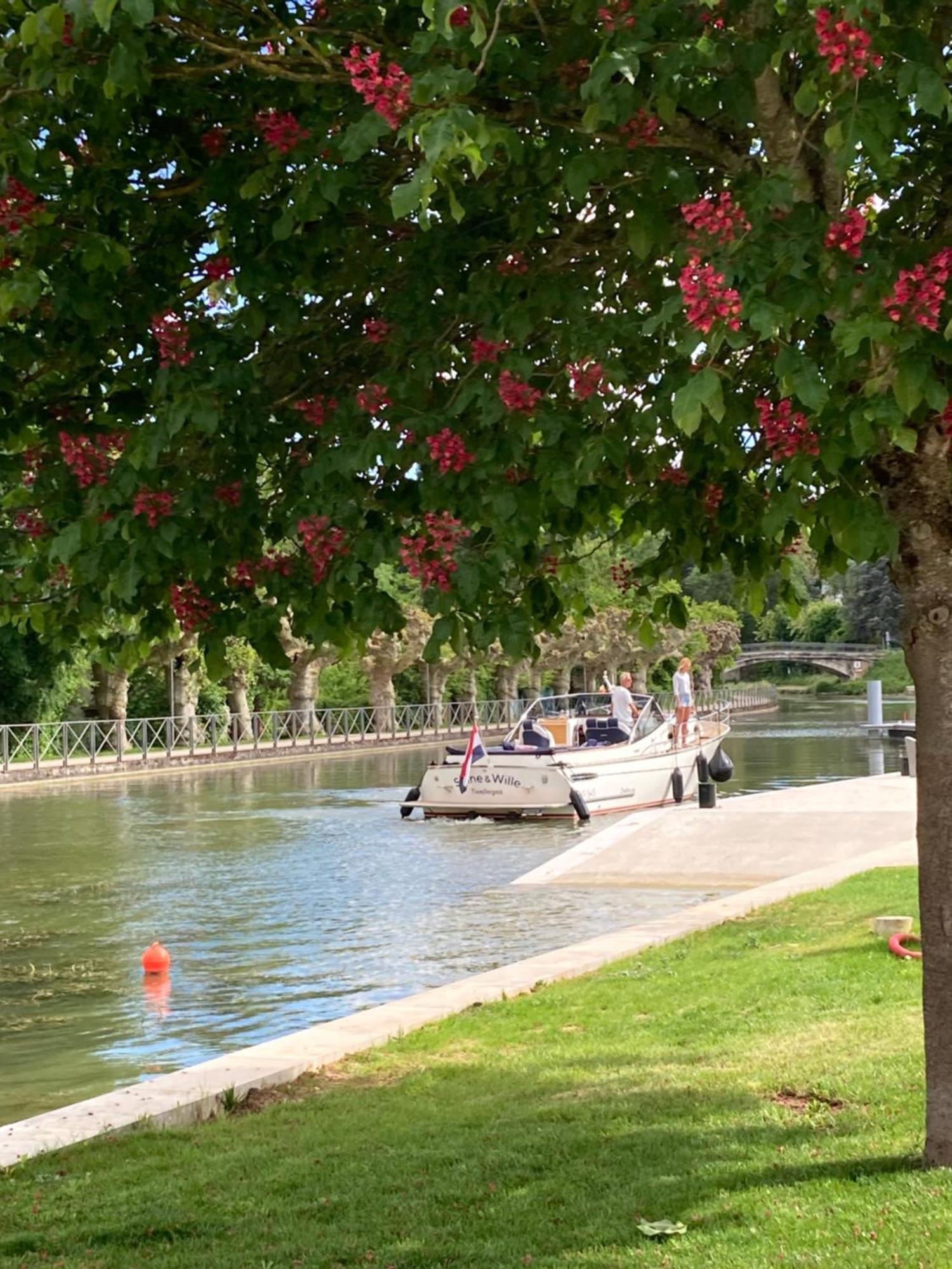 La Maison Virginie: Charming Central Stay with Lake Views Montargis Exterior photo