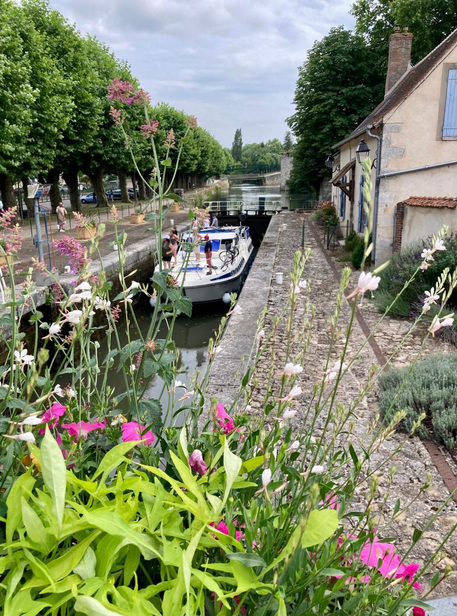 La Maison Virginie: Charming Central Stay with Lake Views Montargis Exterior photo